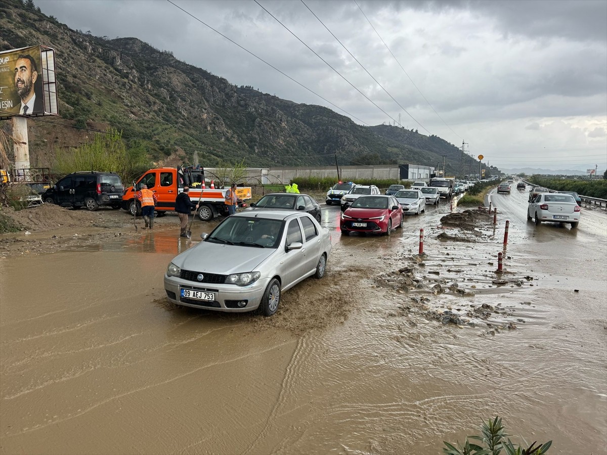  Aydın'ın Söke ilçesinde toprak kayması sonucu Aydın-Söke kara yoluna dökülen çamur trafiği...