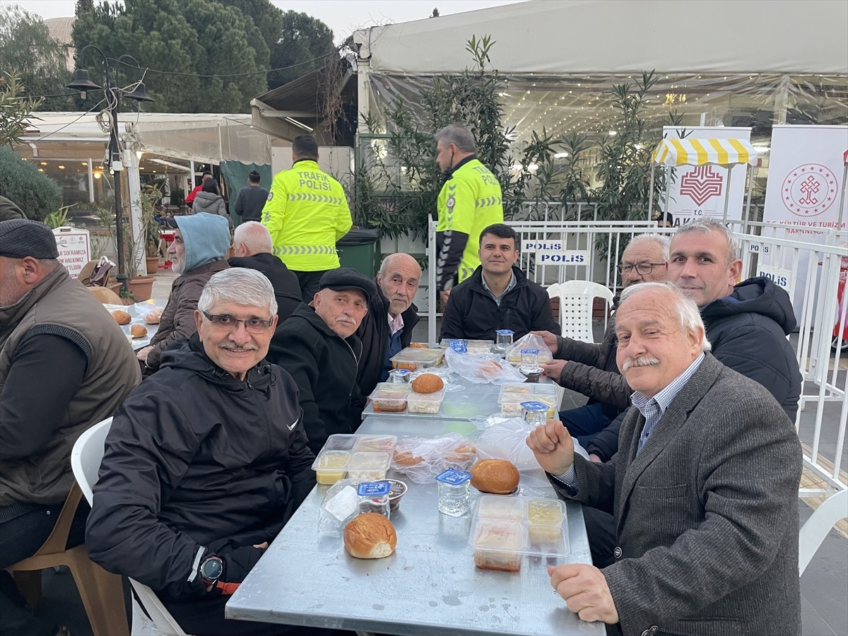 Aydın Vakıflar Bölge Müdürlüğü, ramazan ayı boyunca Aydın, Denizli ve Muğla'da 3 bin 800 kişi için...