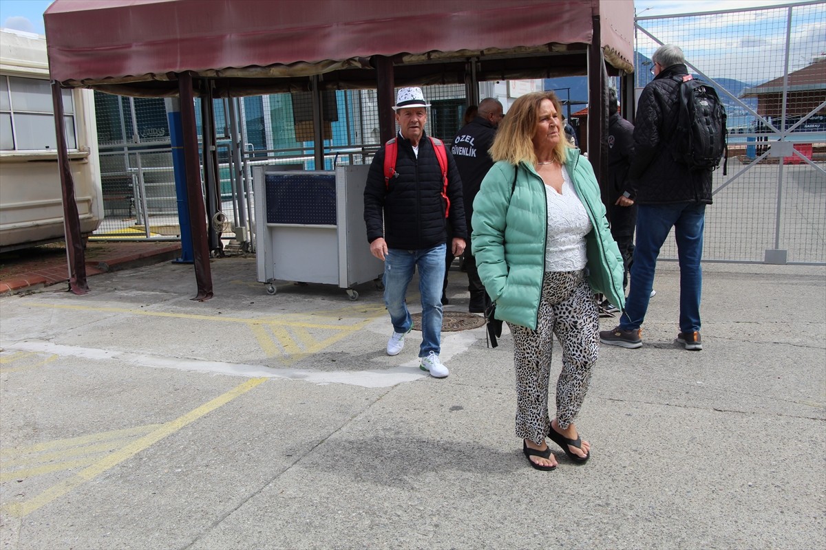 Bahama bayraklı "MS Hamburg" adlı kruvaziyer, Antalya'nın Alanya ilçesine geldi. Yolcular, gümrük...