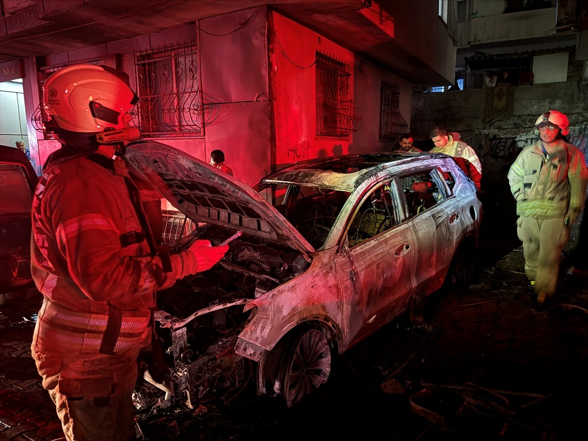 Bahçelievler'de çıkan yangında 4 otomobil, 1 minibüs ve 1 hafif ticari araç kullanılamaz hale...