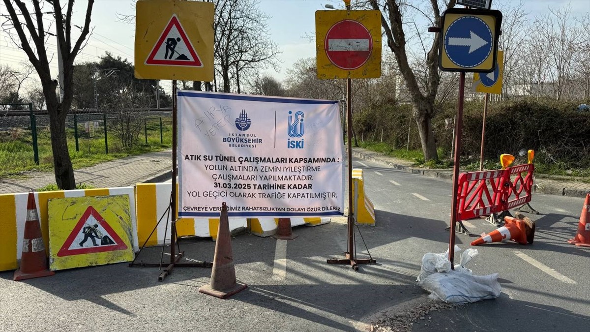 Bakırköy'de yol çökmesi nedeniyle yaşanan yoğun trafiğe vatandaşlar tepki gösterdi.