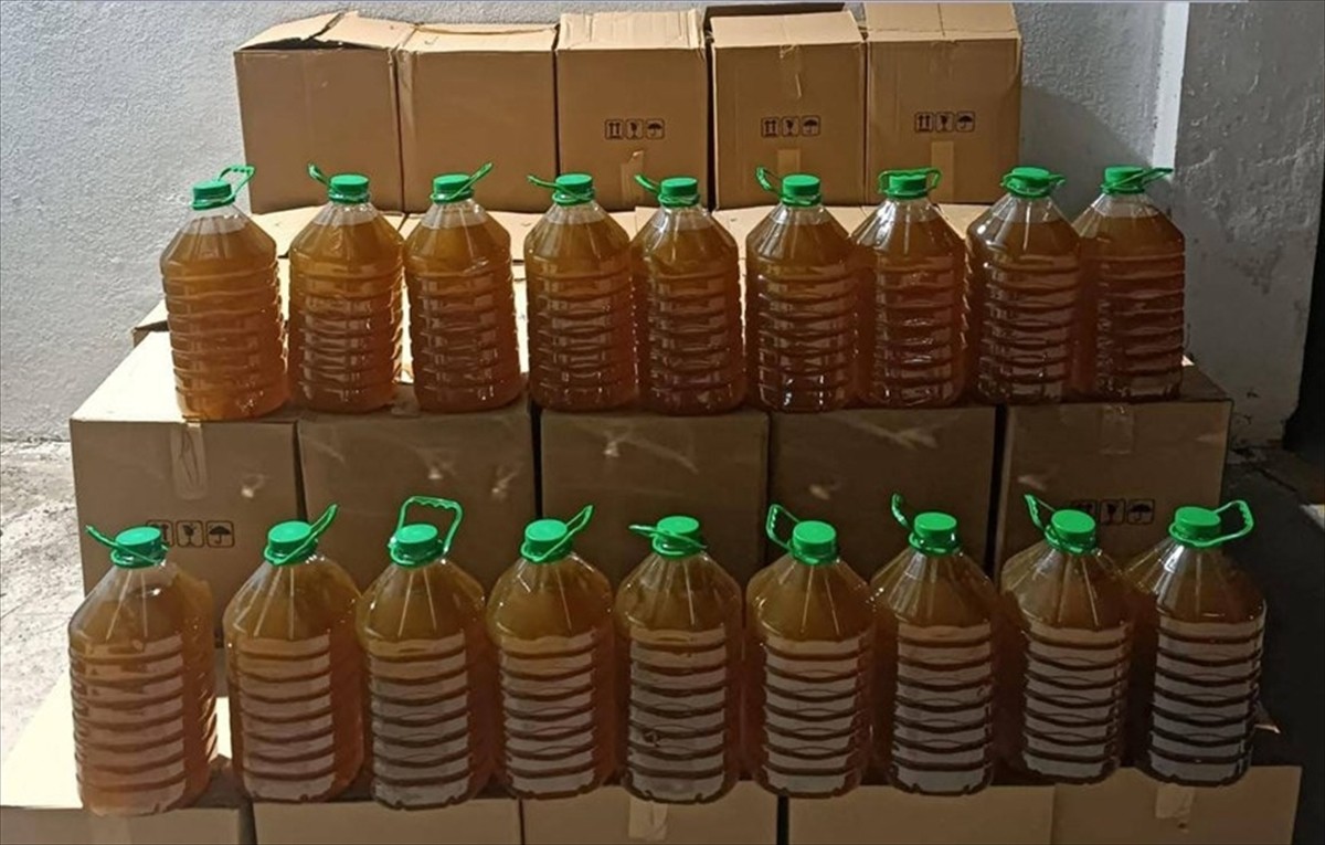 Balıkesir'de jandarma ekiplerinin düzenlediği operasyonda 1000 litre sahte zeytinyağı ele...