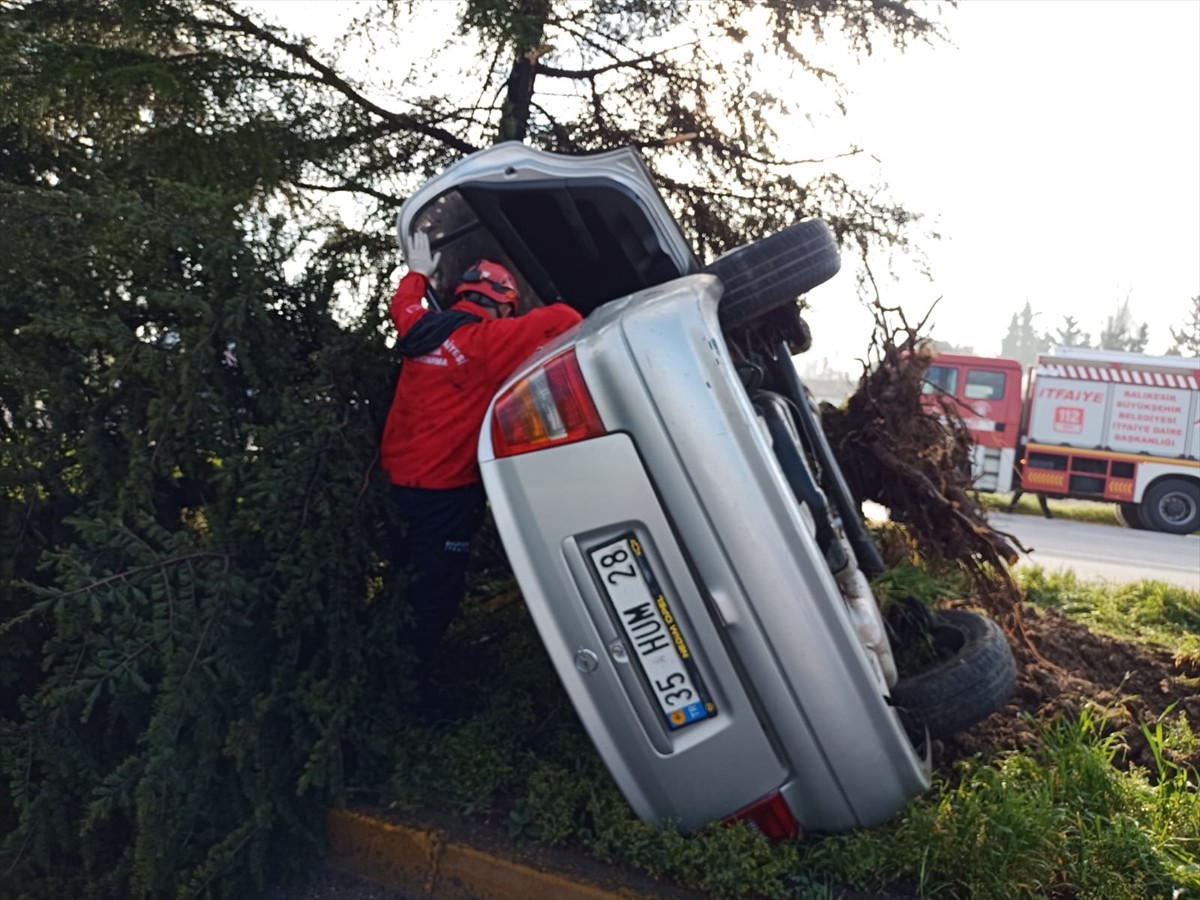  Balıkesir'in Altıeylül ilçesinde refüje çarpan otomobildeki 5 kişi yaralandı.