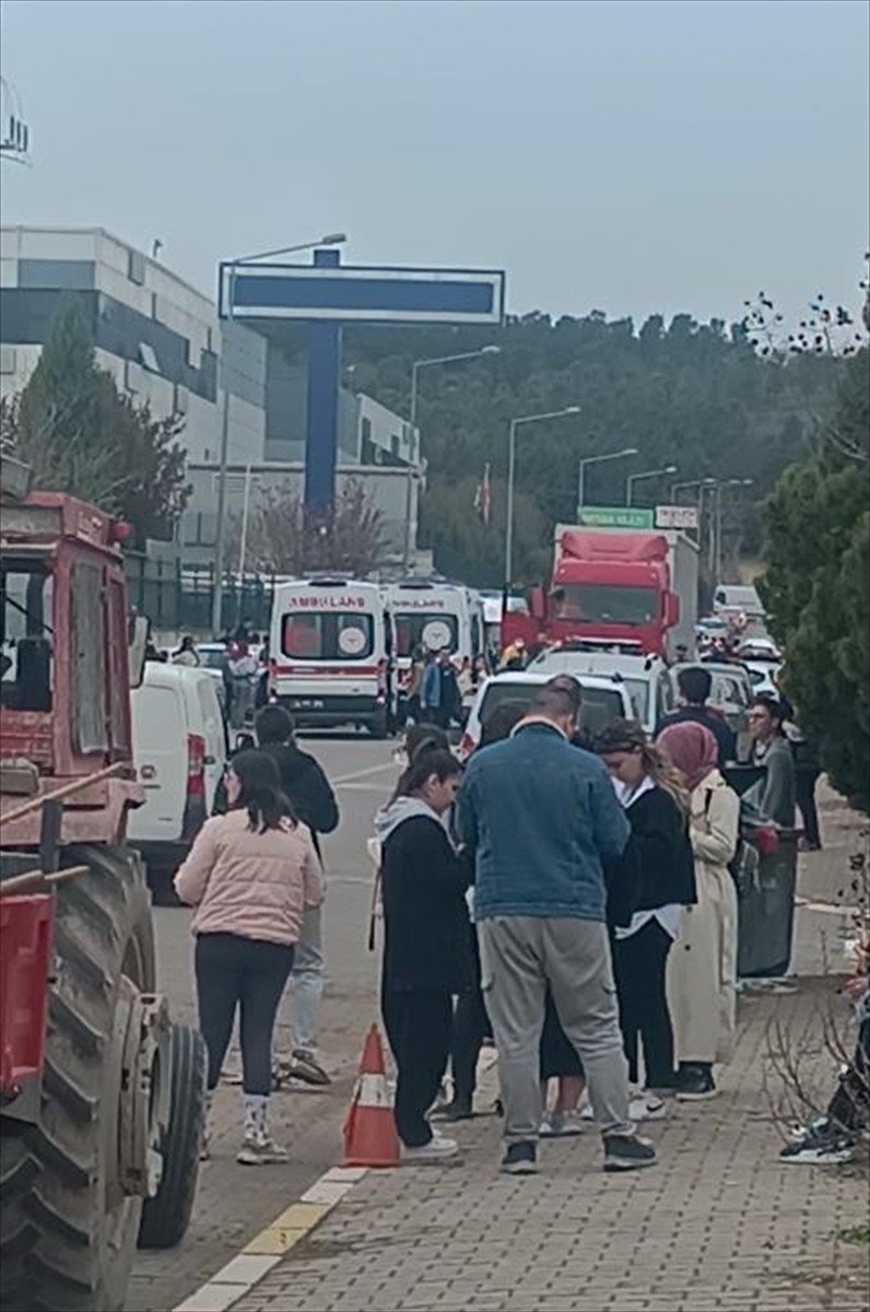  Balıkesir'in Altıeylül ilçesindeki bir fabrikadan sızan amonyak gazından etkilenen 10 kişi...