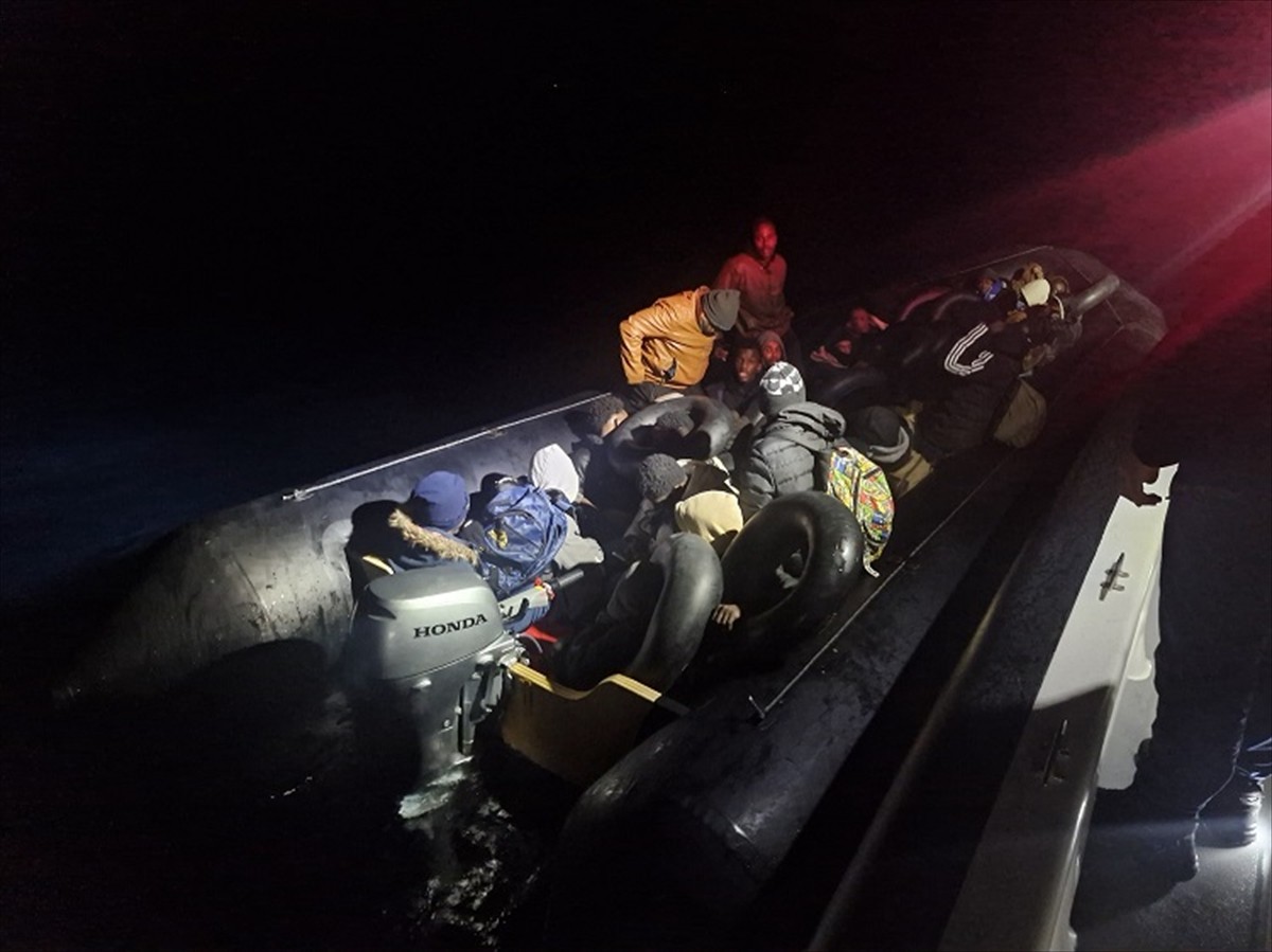 Balıkesir'in Ayvalık ilçesinde yasa dışı yollarla Yunanistan'ın Midilli Adası'na gitmek isteyen...