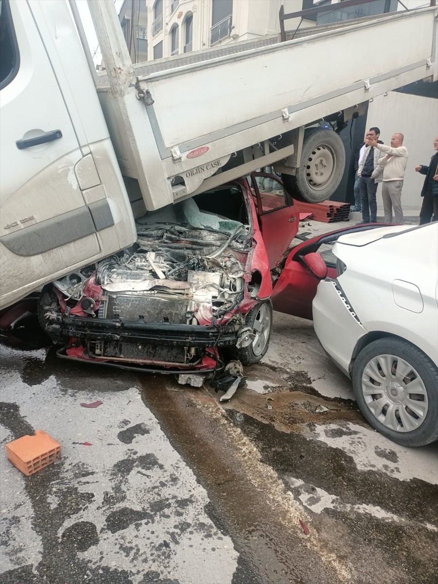 Balıkesir'in Karesi ilçesinde park halindeki kamyonete çarpan otomobilde bulunan 3 kişi...