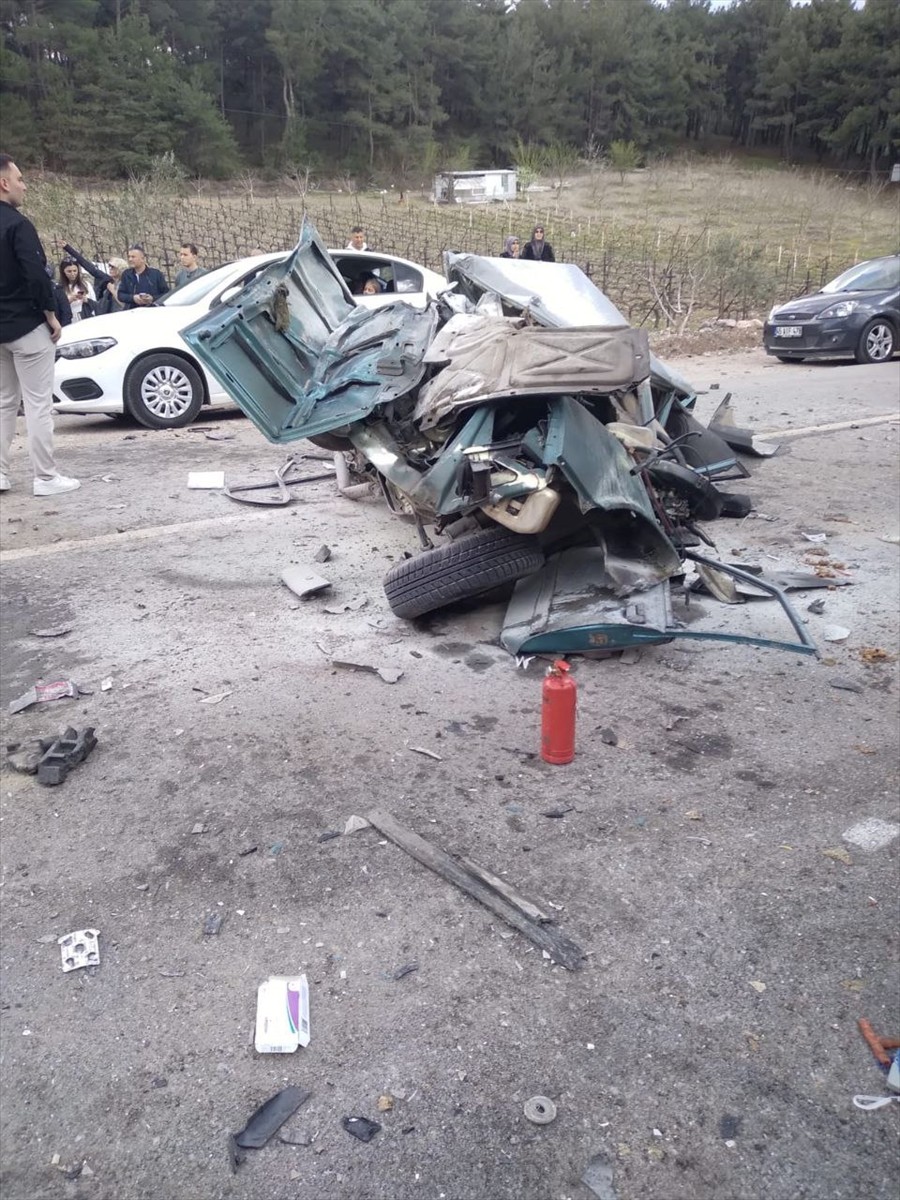  Balıkesir'in Savaştepe ilçesinde 4 aracın karıştığı zincirleme trafik kazasında 1 kişi hayatını...