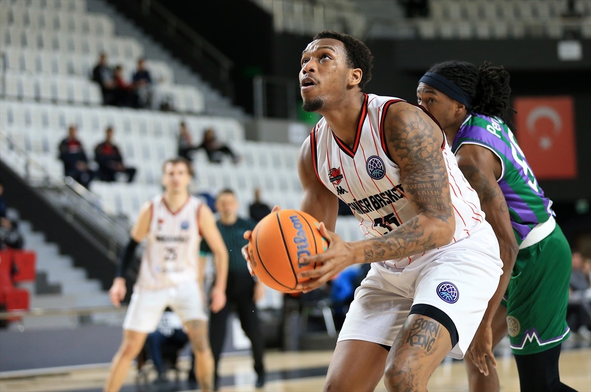 Basketbol Şampiyonlar Ligi son 16 turu J Grubu beşinci maçında Manisa Basket Divissa ile İspanya...