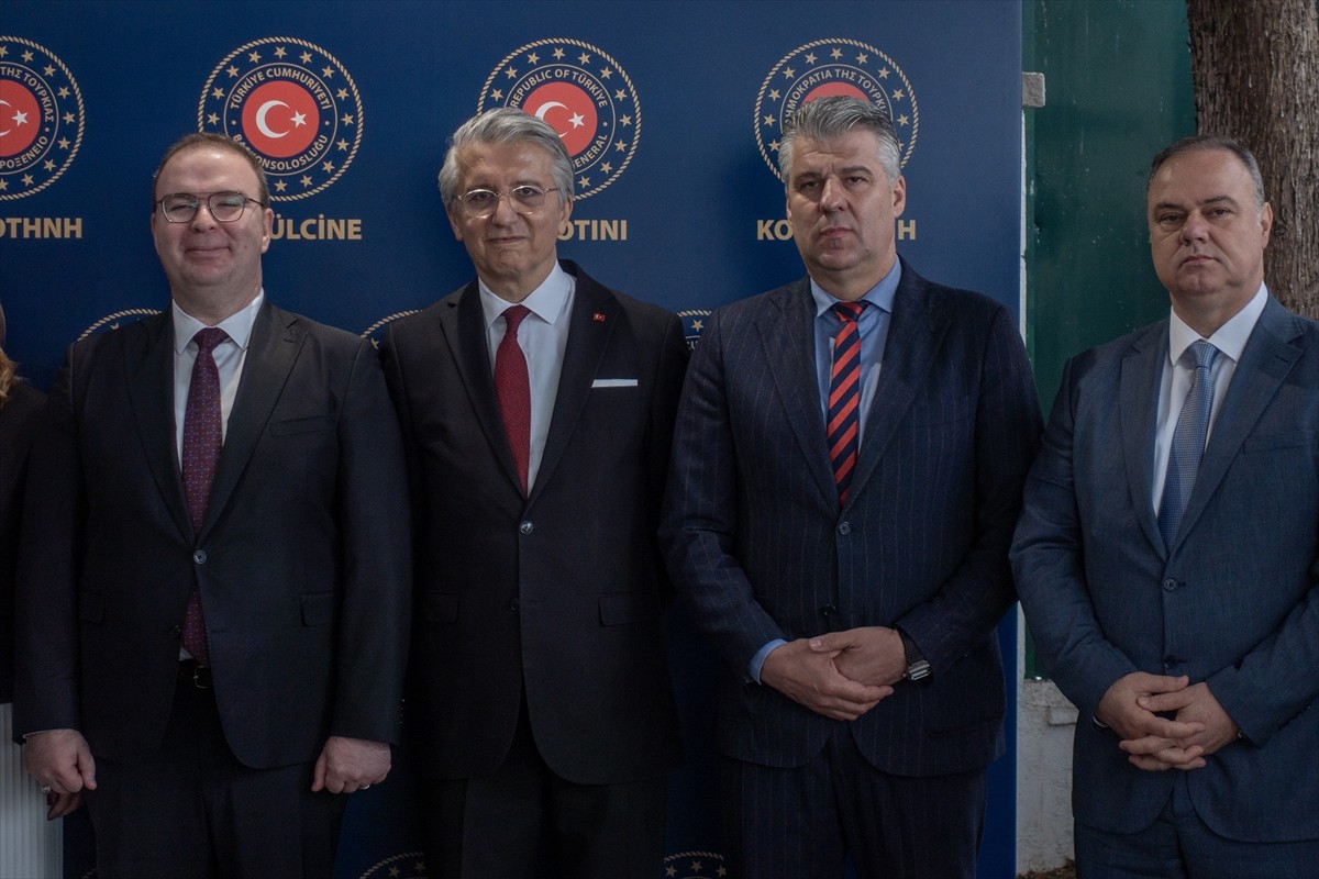 Batı Trakya’da, Ramazan Bayramı namazının ardından Türkiye'nin Gümülcine Başkonsolosluğu'nda halka...