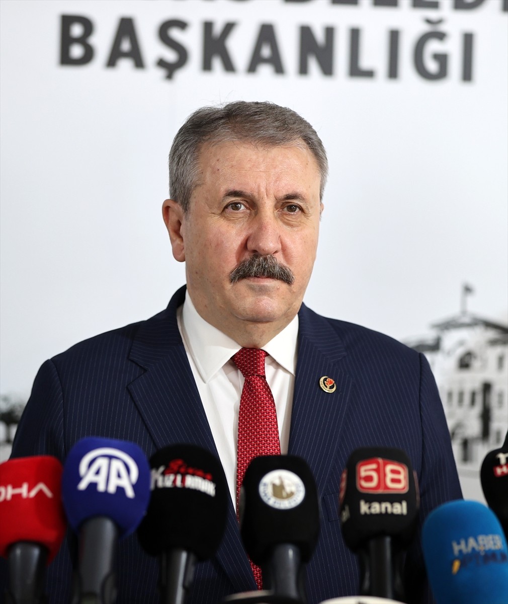 BBP Genel Başkanı Mustafa Destici (ortada), Sivas Belediyesini ziyaret etti. Destici, Sivas...