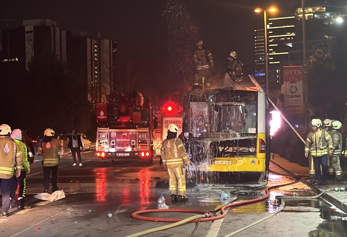 Beşiktaş'ta İETT'ye bağlı özel halk otobüsünde çıkan yangın itfaiye ekiplerince söndürülürken...