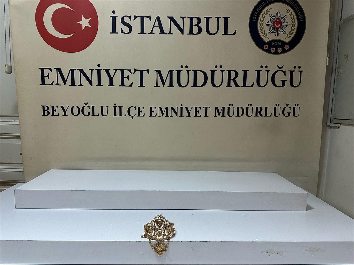 Beyoğlu'nda bir kuyumcudan 250 bin lira değerinde altın tacı çaldığı belirlenen şüpheli gözaltına...