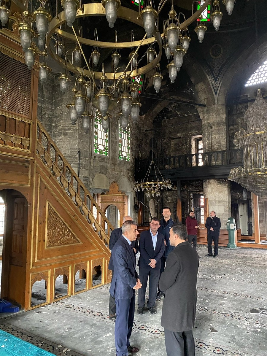Beyoğlu’nda, tarihi Molla Çelebi Camii'nde çıkan yangın itfaiye ekiplerince söndürüldü. Beyoğlu...