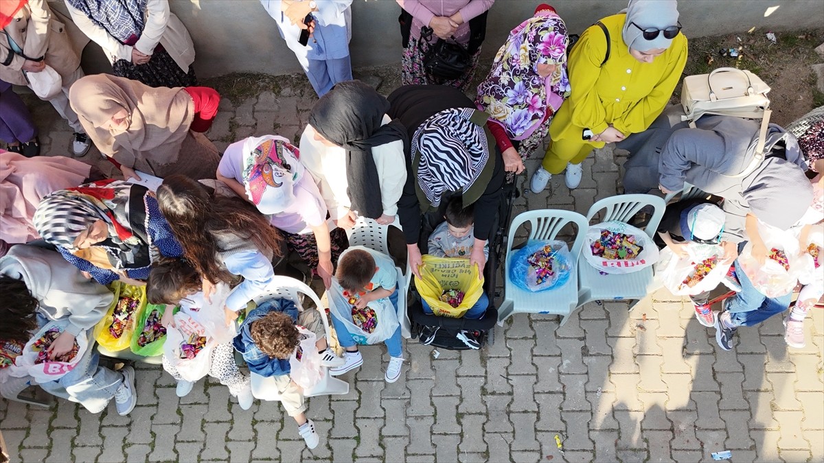 Bilecik'in İnhisar ilçesine bağlı Koyunlu köyünde 6 asırlık geleneğini sürdüren çocuklar, köy...