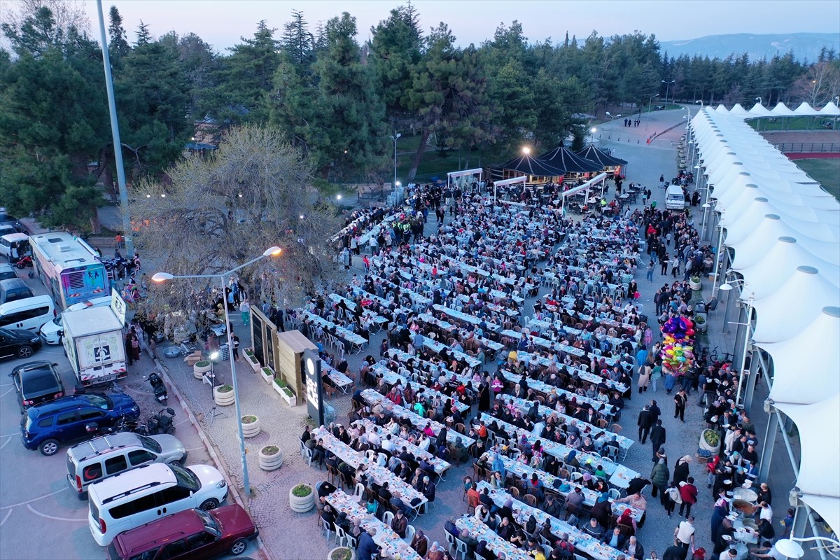 Bilecik'in Osmanlı Devleti'nin temellerinin atıldığı Söğüt ilçesinde iftar programı düzenlendi....