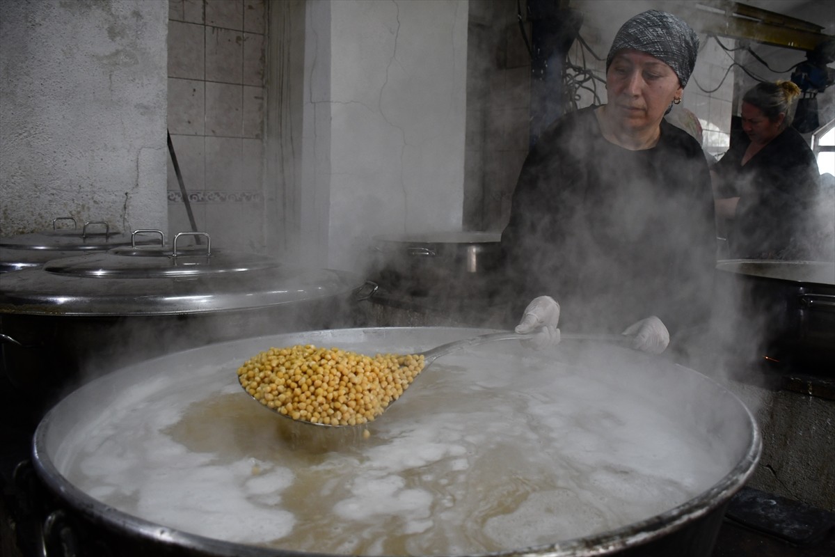 Bilecik'in Söğüt ilçesindeki Osmanlının ilk kadısı Dursun Fakıh'ın türbesinde, Kadir Gecesi'nde...