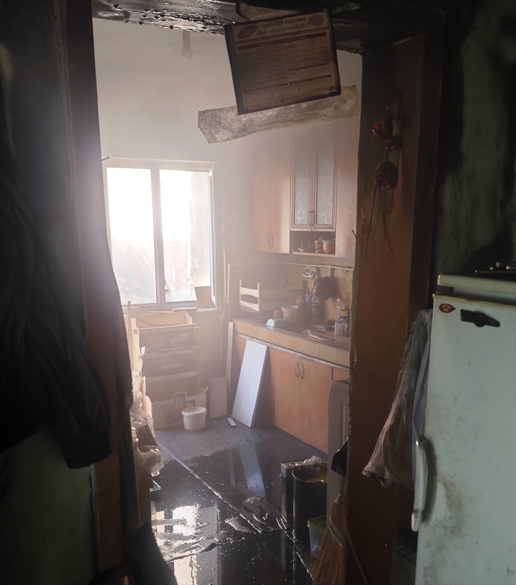 Bilecik'te bir evde çıkan yangında dumandan etkilenen kişi hastaneye kaldırıldı. İtfaiye ekiplerin...