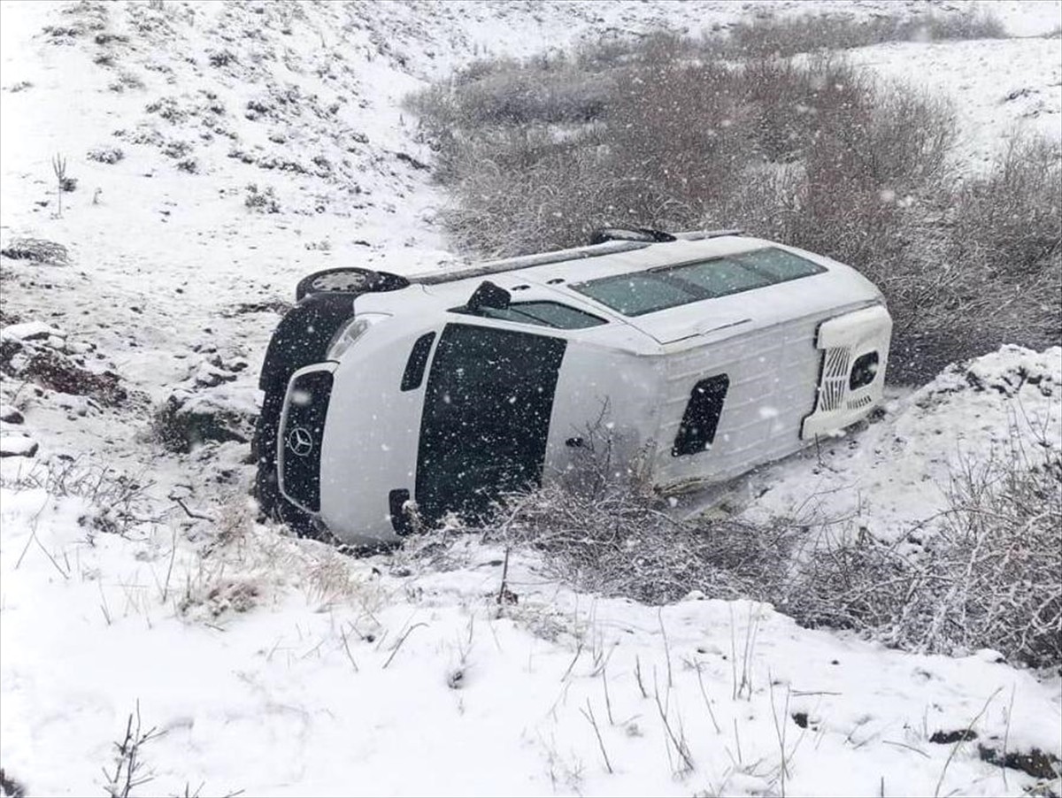 Bingöl'ün Genç ilçesinde işçileri taşıyan minibüsün şarampole devrilmesi sonucu 2'si ağır 9 kişi...