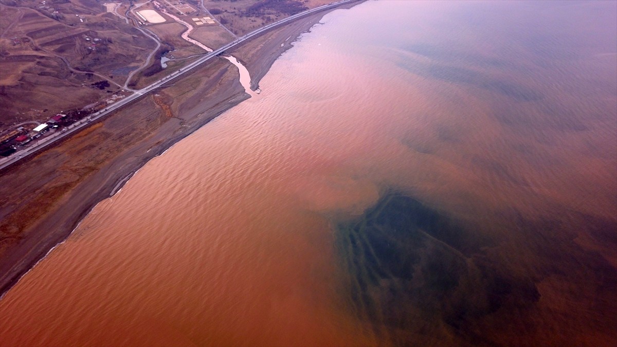 Bitlis'in Ahlat ilçesinde, karların erimesi ve yağışların etkisiyle debisi artan dereden akan su...