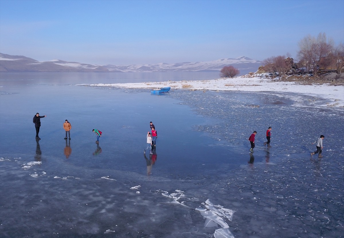 Bitlis'in Ahlat ilçesinde yüzeyi buz tutan Nazik Gölü, çocukların oyun alanı haline geldi.