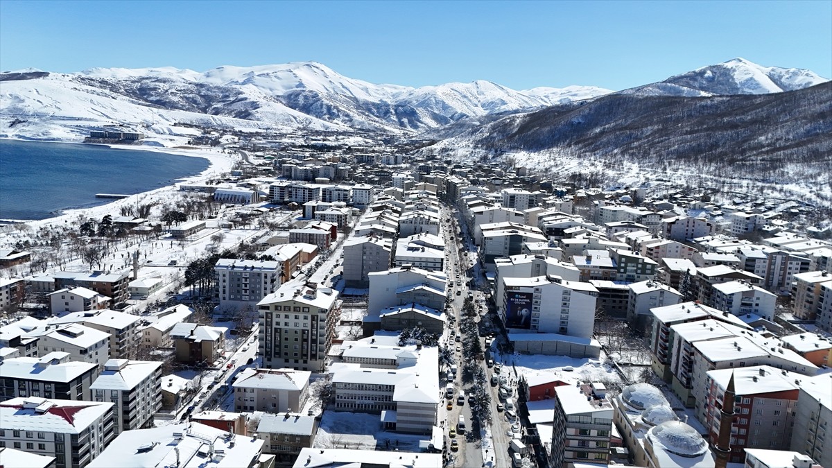 Bitlis'in Tatvan ilçesinde etkisini sürdüren soğuk hava nedeniyle çatılarda buz sarkıtları oluştu....