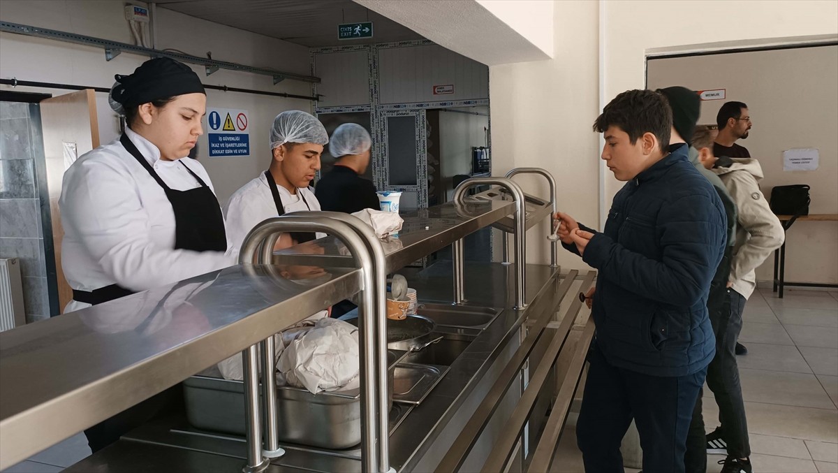 Bitlis'in Tatvan ilçesindeki Seydi Ali Reis Mesleki ve Teknik Anadolu Lisesi Yiyecek İçecek...