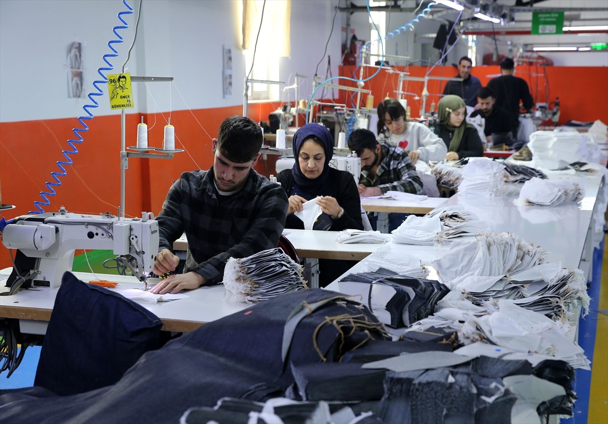 Bitlis'te terör örgütü PKK tarafından öğretmeninin şehit edilmesinin ardından ailesiyle gittiği...