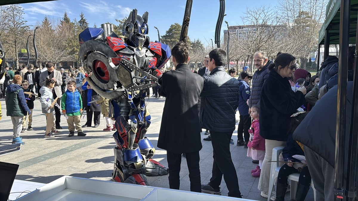 Bolu'da Bilim ve Teknoloji Haftası dolayısıyla düzenlenen bilim şenliğinde, kurgusal karakterler...