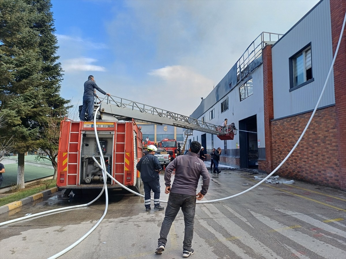 Bolu'nun Mengen ilçesinde orman ürünleri işleme fabrikasında çıkan yangın ekiplerin müdahalesiyle...