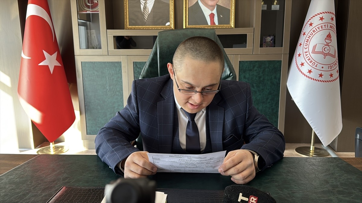 Bolu İl Milli Eğitim Müdürlüğü'nde görevli down sendromlu destek personeli Çağrı Özkoparan...