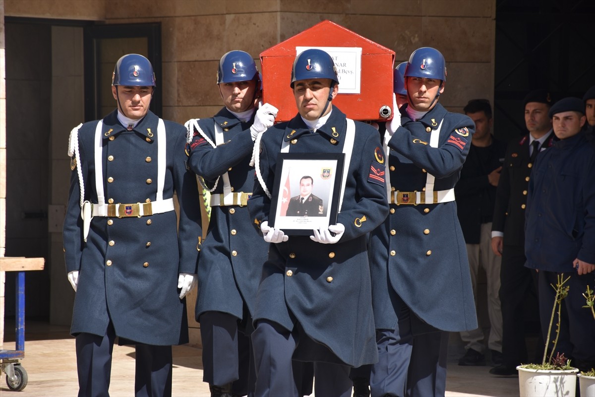 Bölücü terör örgütü mensuplarıyla 2011'de çıkan çatışmada yaralanan ve o tarihten itibaren yatağa...