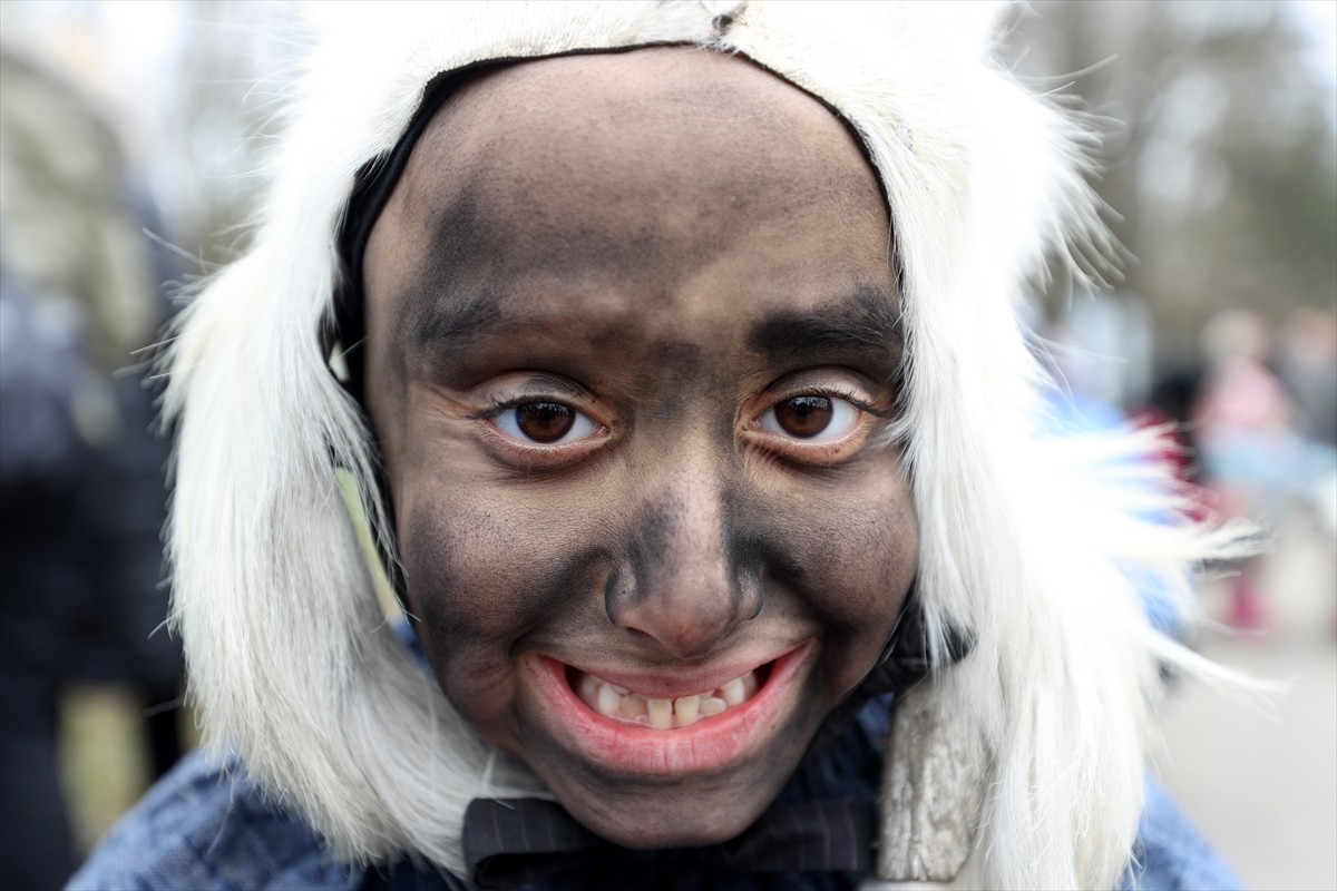 Bulgaristan'ın doğusundaki Yambol şehrinde düzenlenen Kukerlandiya Maskeli Festivali'nde, eski...