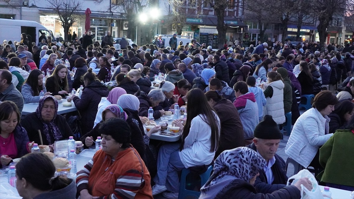 Bulgaristan'ın güneydoğusundaki Momçilgrad (Mestanlı) şehrinde, Kadir Gecesi dolayısıyla 3 bin...
