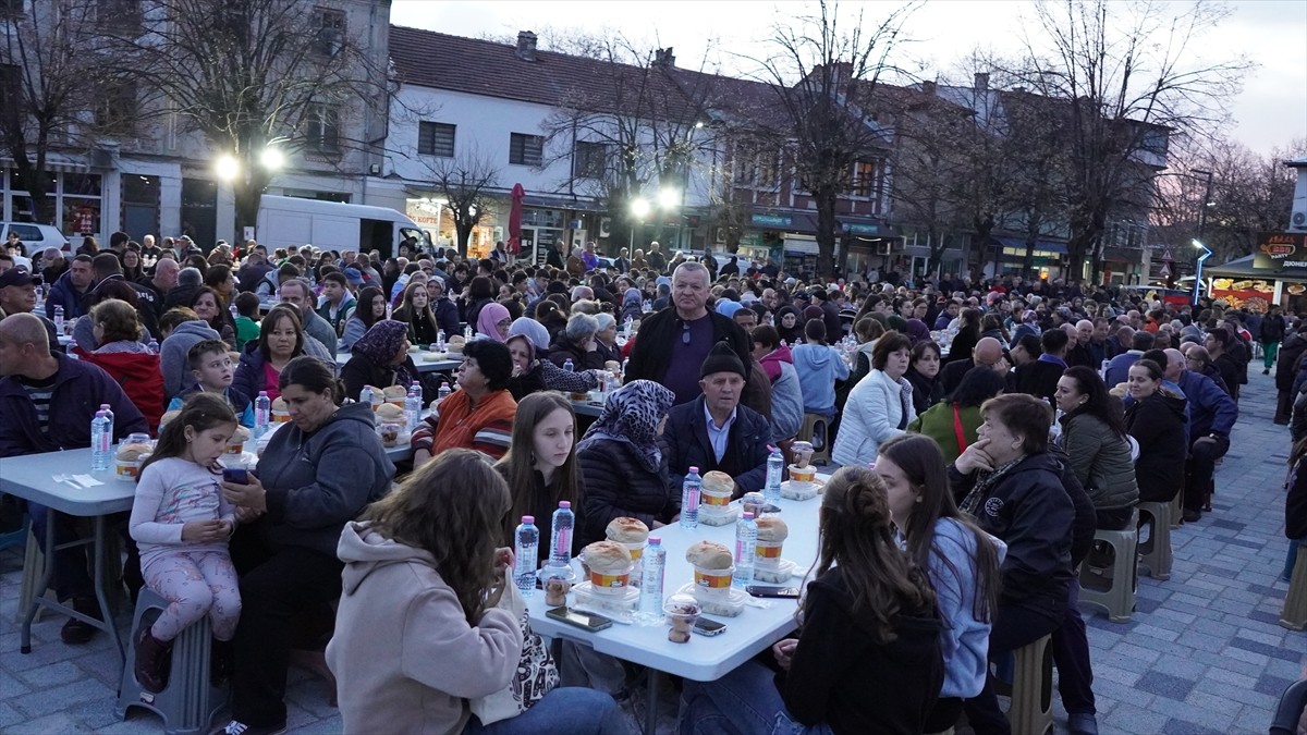 Bulgaristan'ın güneydoğusundaki Momçilgrad (Mestanlı) şehrinde, Kadir Gecesi dolayısıyla 3 bin...