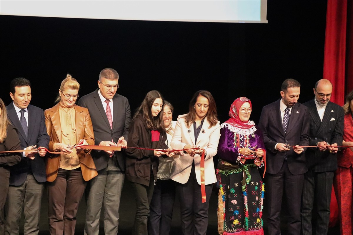 Burdur'da bu yıl ilki düzenlenen Geleneksel El Sanatları Festivali başladı. Burdur Valiliği...