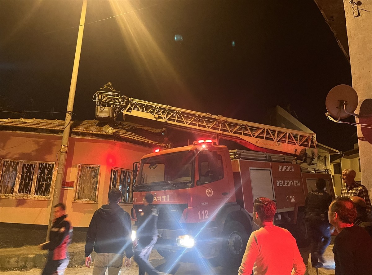 Burdur'da müstakil evde çıkan yangın, itfaiye ekiplerince söndürüldü.