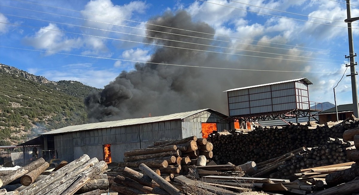Burdur'un Bucak ilçesinde Çamlıca Mahallesi Organize Sanayi Bölgesi'nde bulunan kereste...