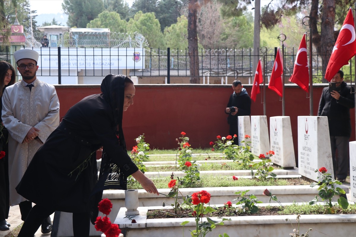 Burdur Valisi Tülay Baydar Bilgihan, Ramazan Bayramı arifesinde Burdur Şehitliği'ni ziyaret ederek...