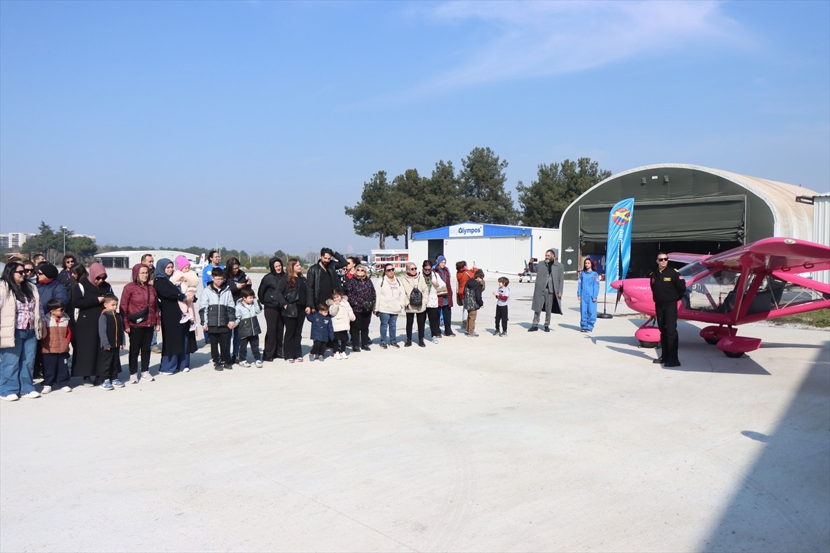 Bursa'da 8 Mart Dünya Kadınlar Günü'nde kadınlar ve çocuklar yaptıkları pembe renkli kağıt...