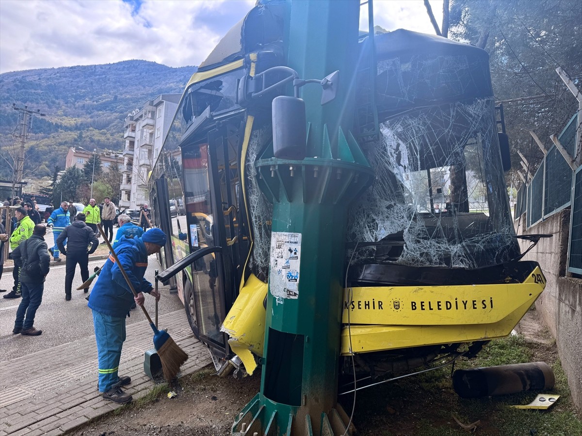 Bursa'da Büyükşehir Belediyesine ait halk otobüsünün aydınlatma direğine çarptığı kazada 8 kişi...