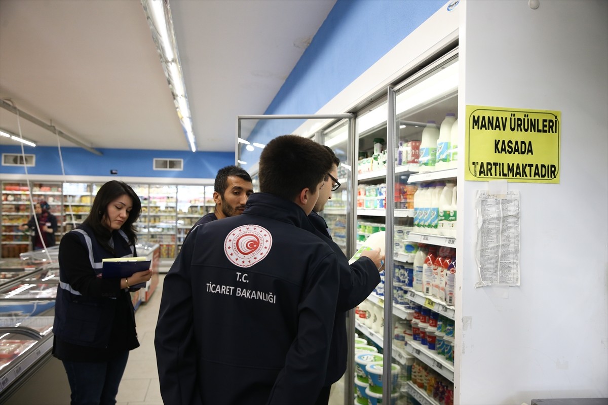 Bursa'da Ramazan Bayramı öncesinde haksız fiyat artışının önüne geçmek amacıyla marketlere yönelik...