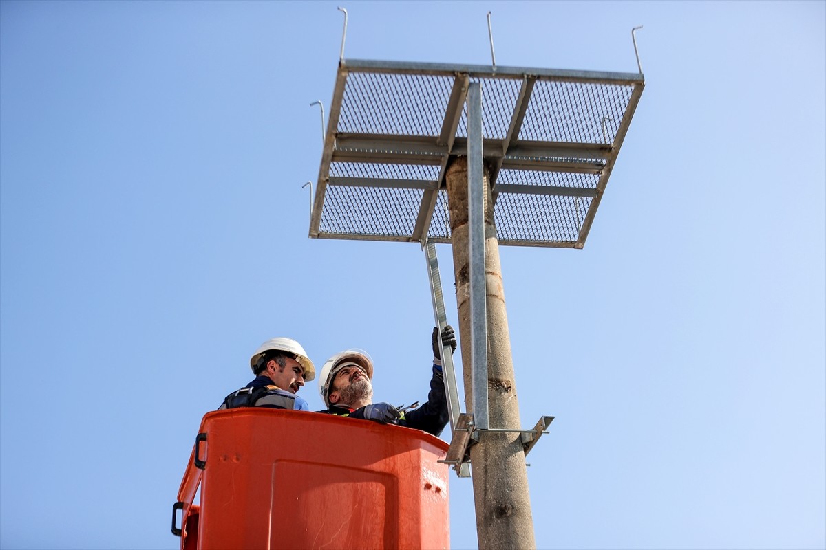 Bursa'da Uludağ Elektrik Dağıtım AŞ (UEDAŞ) ekipleri, baharın müjdecisi leyleklerin gelişi için...