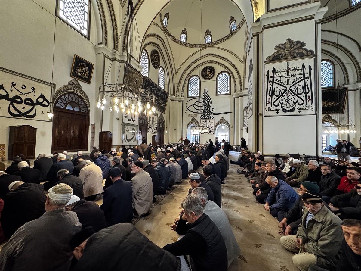 Bursa'da vatandaşlar, ramazan ayının ilk cuma namazını kılmak için camileri doldurdu. Kentin...