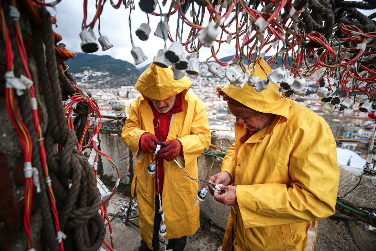 Bursa'daki tarihi Ulu Cami'nin minareleri arasına Kelime-i Tevhid (La ilahe illallah Muhammedün...