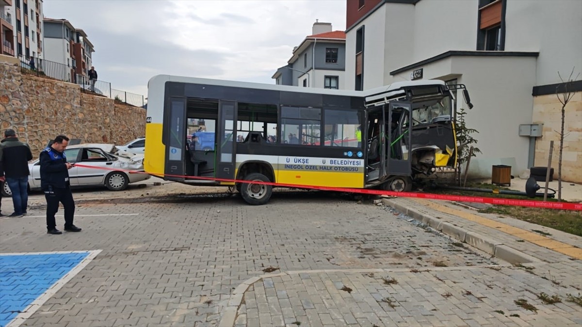 Bursa'nın İnegöl ilçesinde istinat duvarını aşarak 10 metre yükseklikten site bahçesine düşen özel...