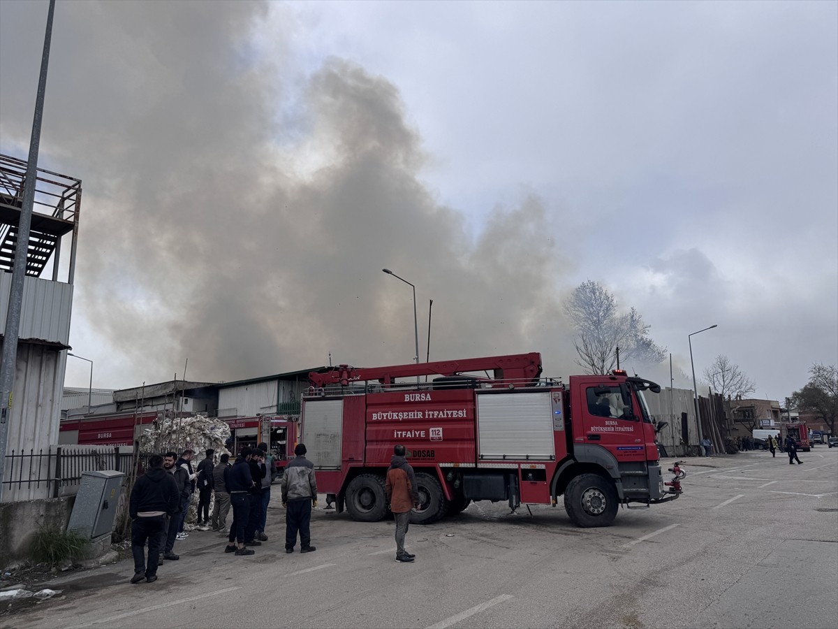 Bursa'nın Osmangazi ilçesinde geri dönüşüm tesisinde çıkan yangın, itfaiye ekiplerince...