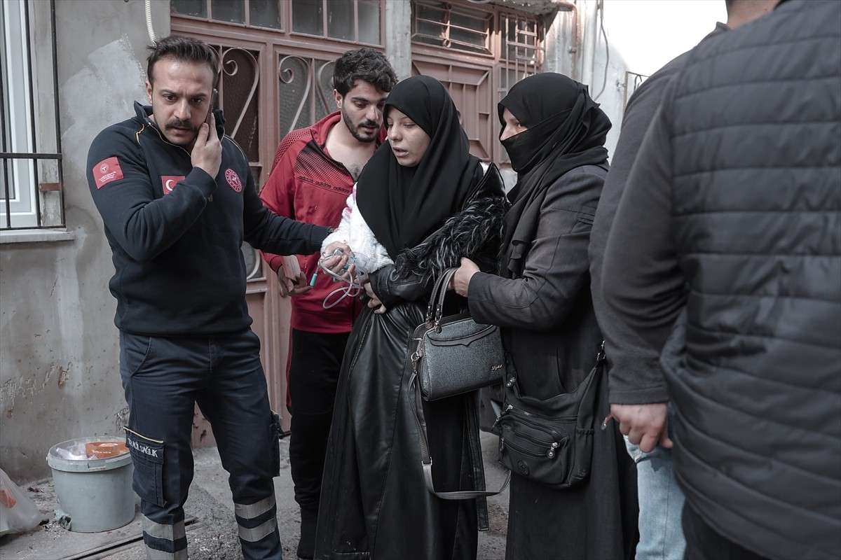 Bursa'nın Yıldırım ilçesinde yangın çıkan bir evde mahsur kalan aynı aileden 4 kişi itfaiye...