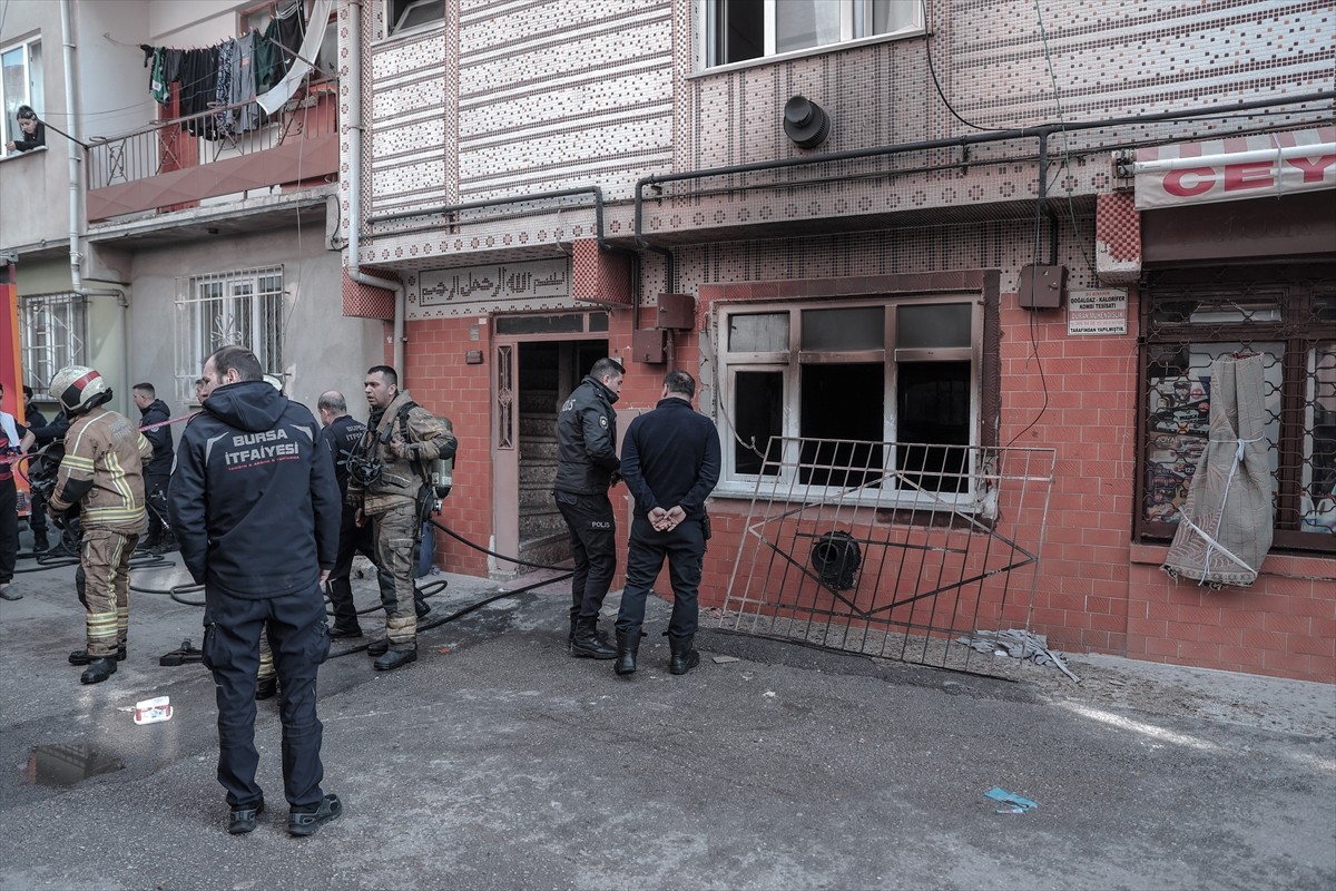 Bursa'nın Yıldırım ilçesinde yangın çıkan bir evde mahsur kalan aynı aileden 4 kişi itfaiye...