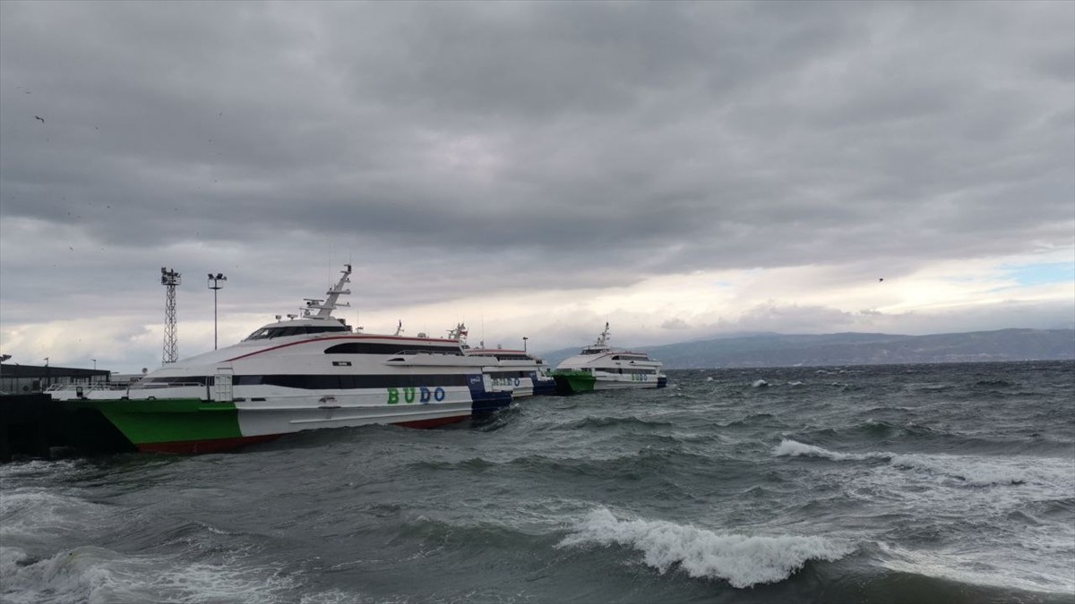 Bursa Büyükşehir Belediyesince İstanbul ile Bursa arasında işletilen deniz otobüslerinin bugünkü 4...