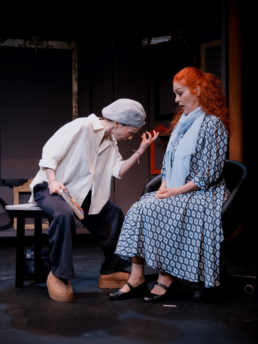 Bursa Devlet Tiyatrosu'nun "Bir Yaşdönümü Rüyası" isimli oyunu sanatseverlerle buluştu.